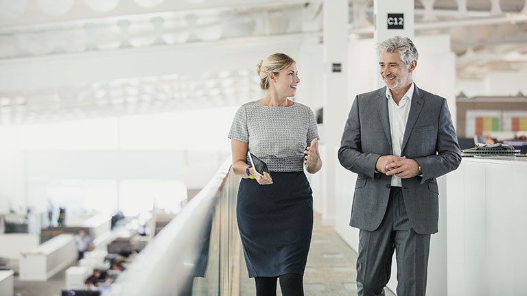 Comment les logiciels de gestion du personnel contribuent-ils à la conformité ?