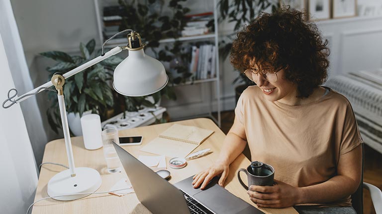 Comment l’externalisation de la paie permet-elle de la rationaliser ?