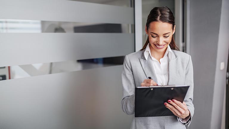 Comment l'externalisation RH permet-elle de réduire les coûts ?